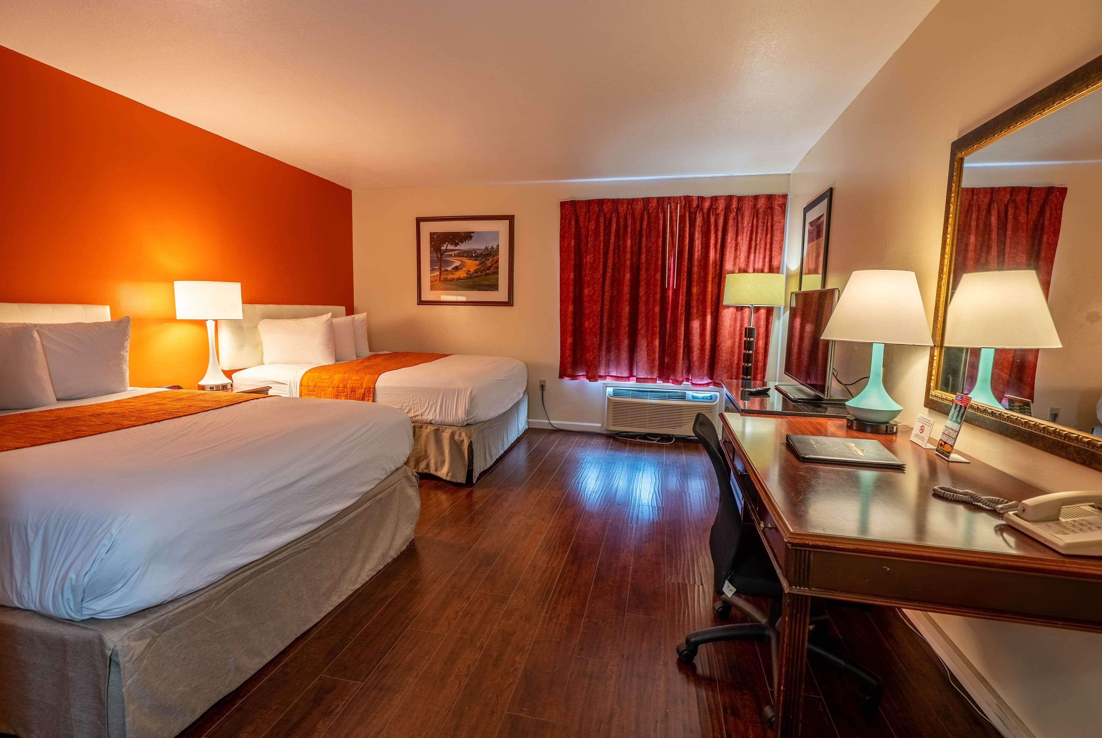 Howard Johnson By Wyndham Hotel